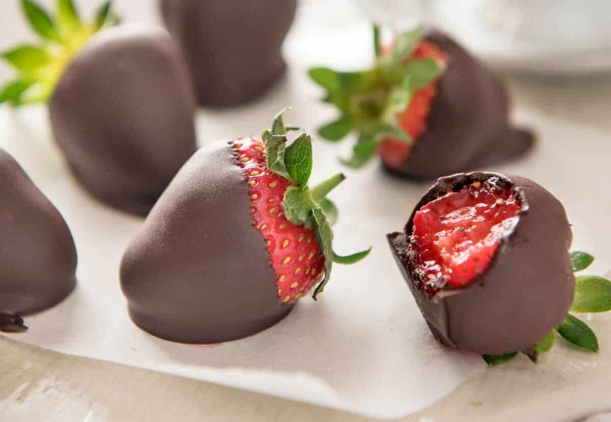 巧克力覆盖的草莓的特写gydF4y2Ba