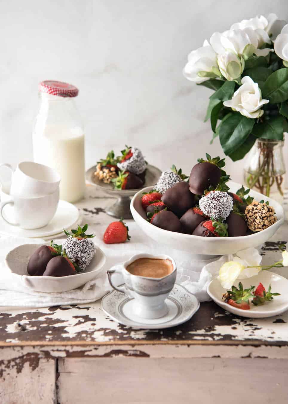 表用巧克力覆盖的草莓，咖啡和牛奶瓶盖。gydF4y2Ba