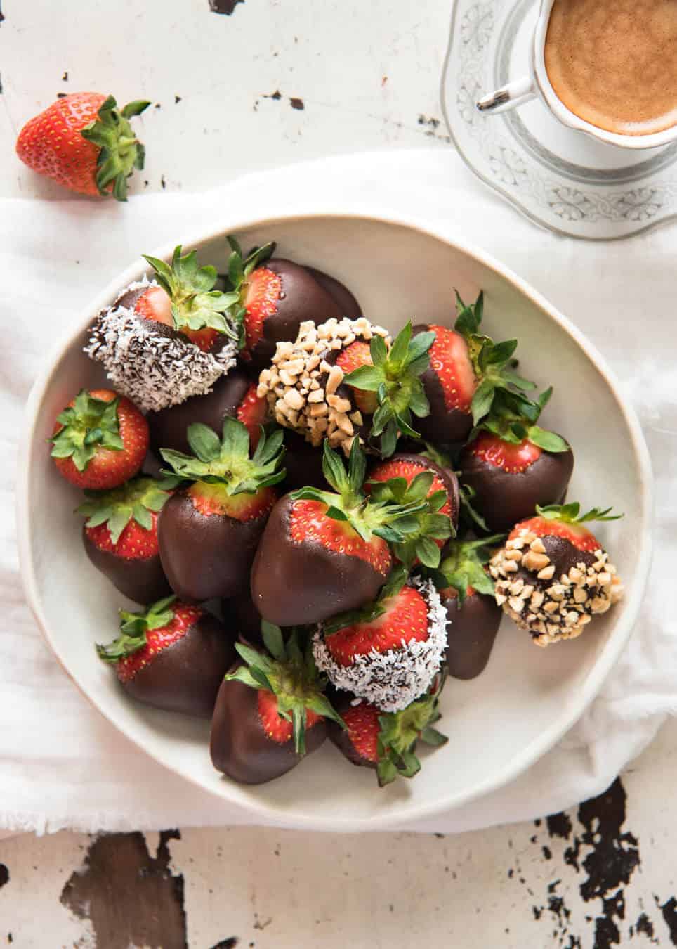 一碗巧克力覆盖着草莓，有些裹着坚果和椰子。gydF4y2Ba