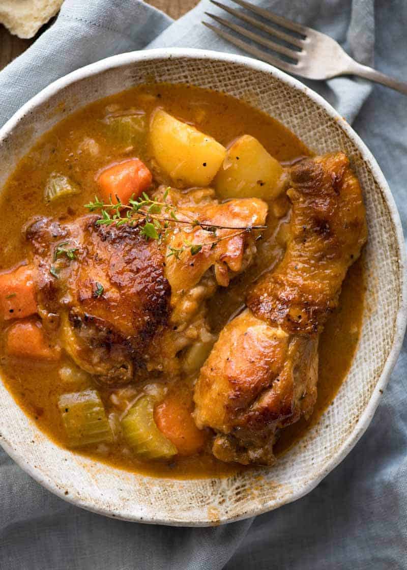 鸡肉炖汤在一个乡村的棕色碗，准备吃