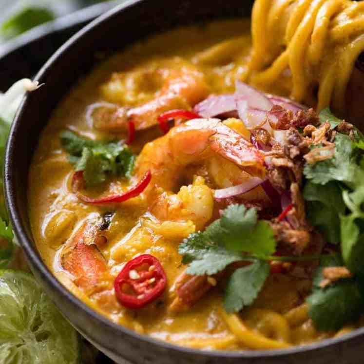 泰国椰子汤用虾/虾和面条在一个土气碗，准备被吃GydF4y2Ba