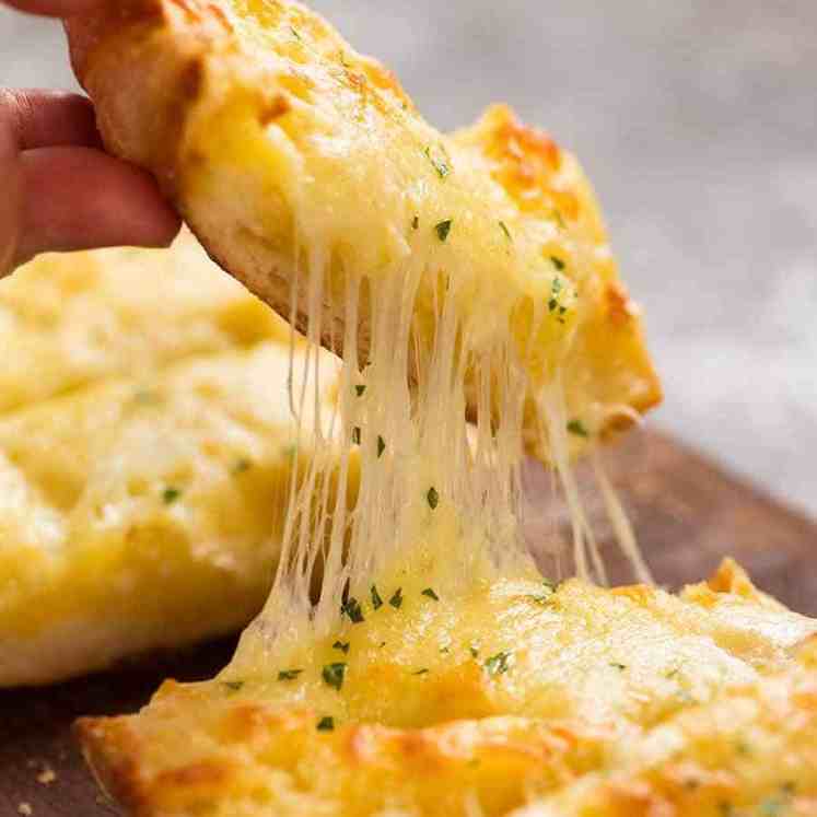 Cheese stretch拿起一片蒜蓉干酪面包