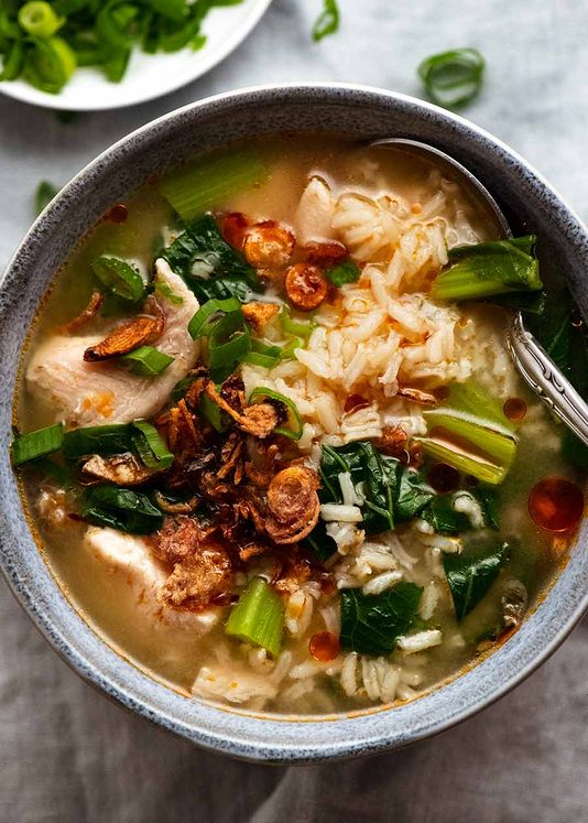 头顶上的照片，中国米汤在一个蓝色的碗，准备吃gydF4y2Ba