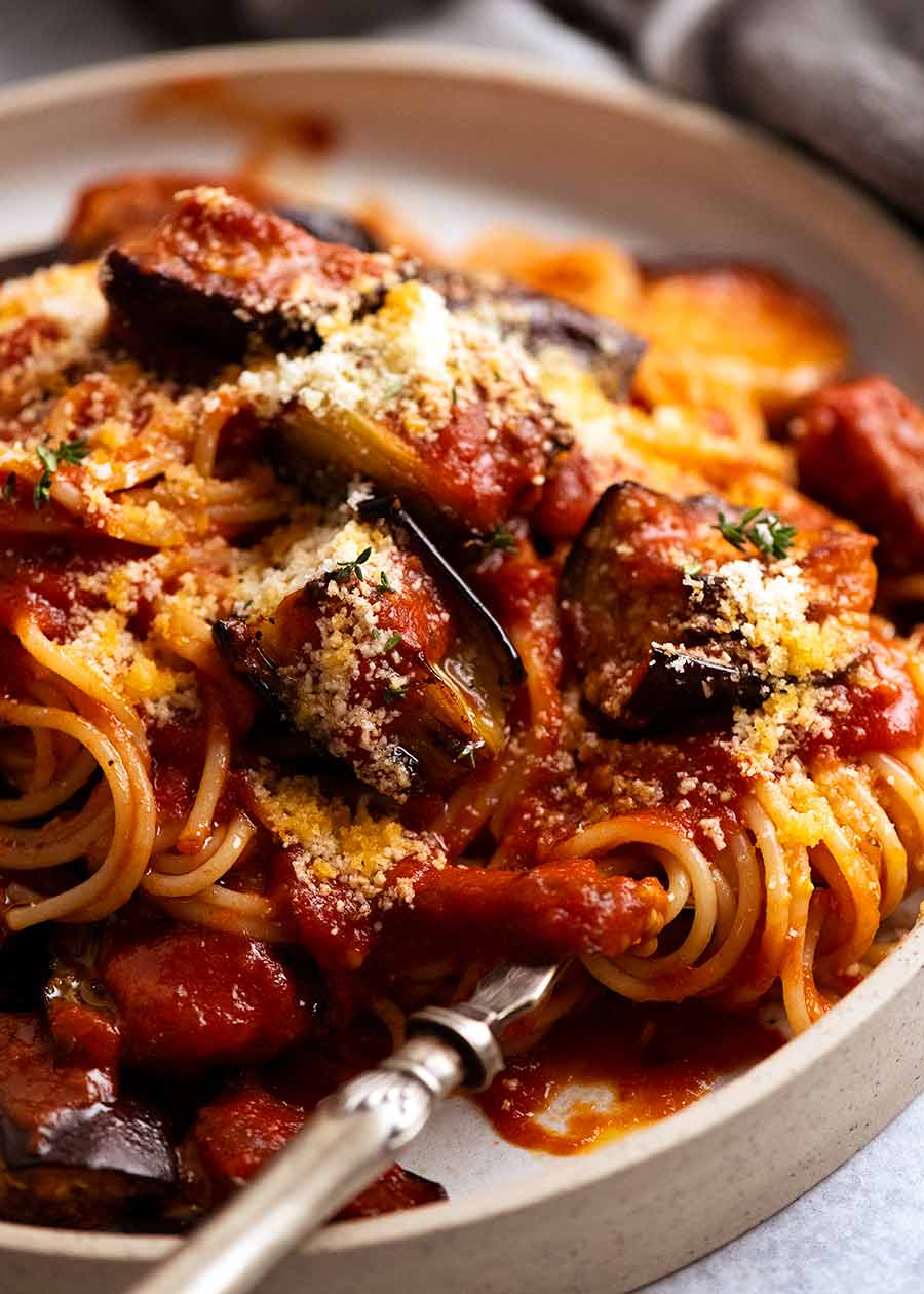所有诺玛意大利面特写-茄子意大利面放在盘子里，准备食用GydF4y2Ba