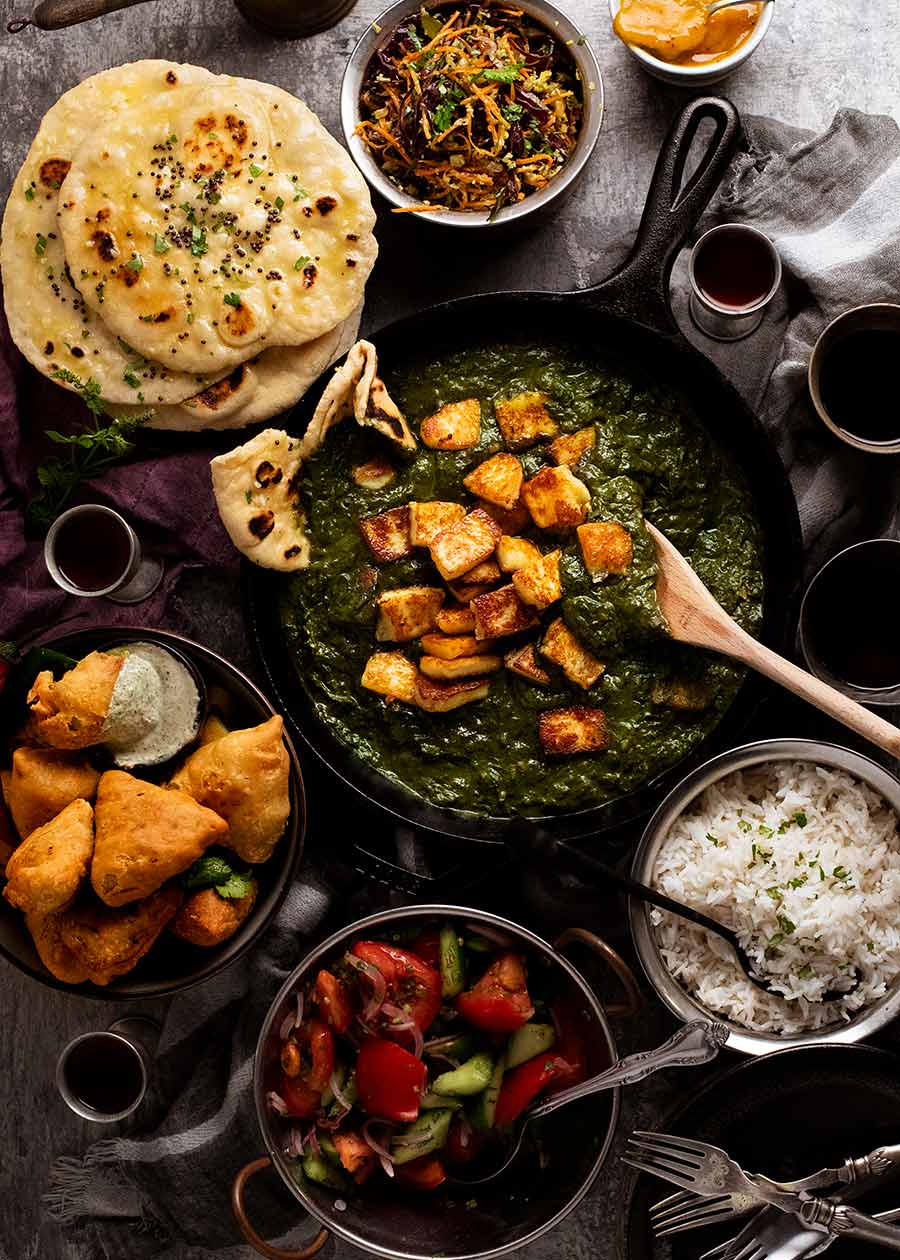 印度盛宴菜单-帕拉克奶酪，印度香米，自制的印度烤饼，萨莫萨和卷心菜沙拉gydF4y2Ba